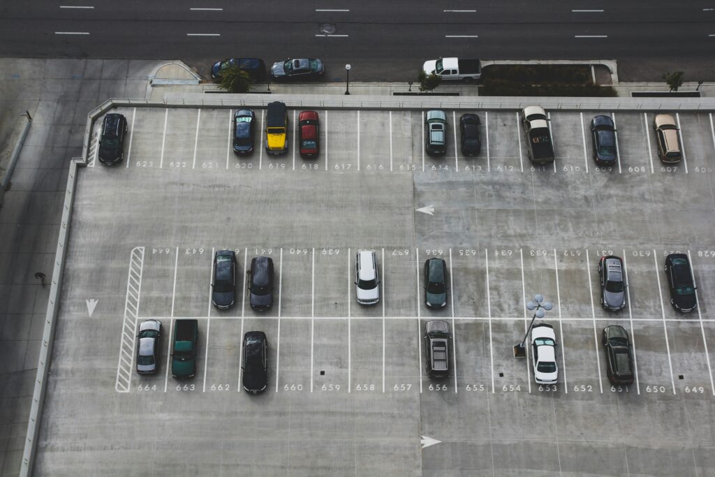 賃貸オフィスの駐車場は借りられる？駐車場確保の留意点や探し方について詳しく解説 |オフィス探しDXサービスcocosy