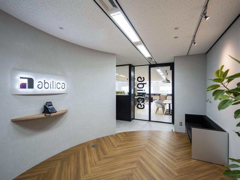 【成約企業インタビュー】「借り手の目線で、裏表なく寄り添ってくれた」——2拠点統合とワンフロア化を実現した株式会社アビリカ様の移転ストーリー