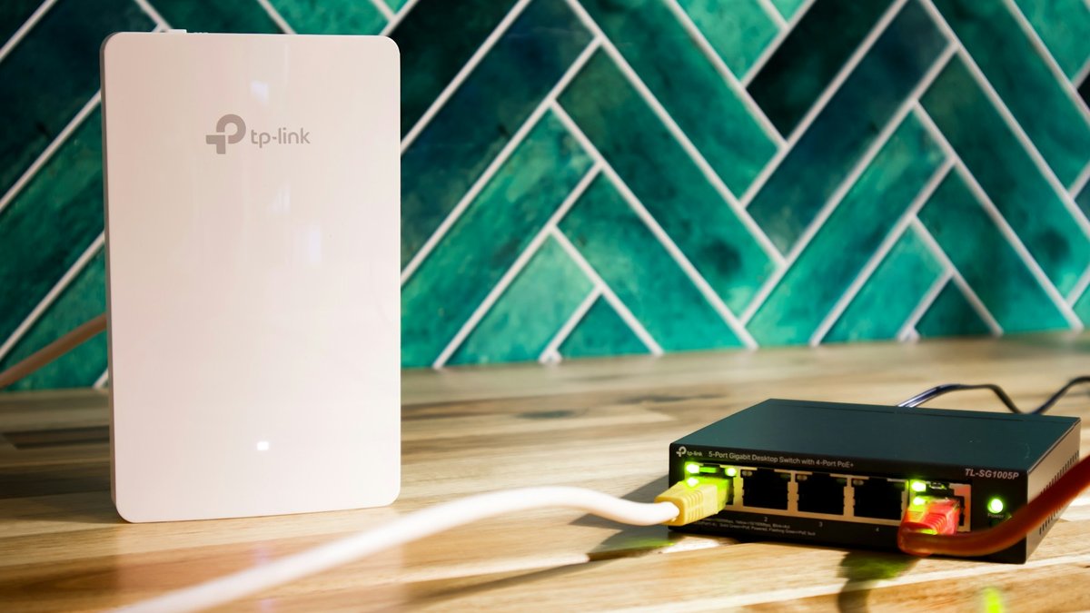 オフィスのネットワーク機器（Wi-Fiルーターとスイッチ）